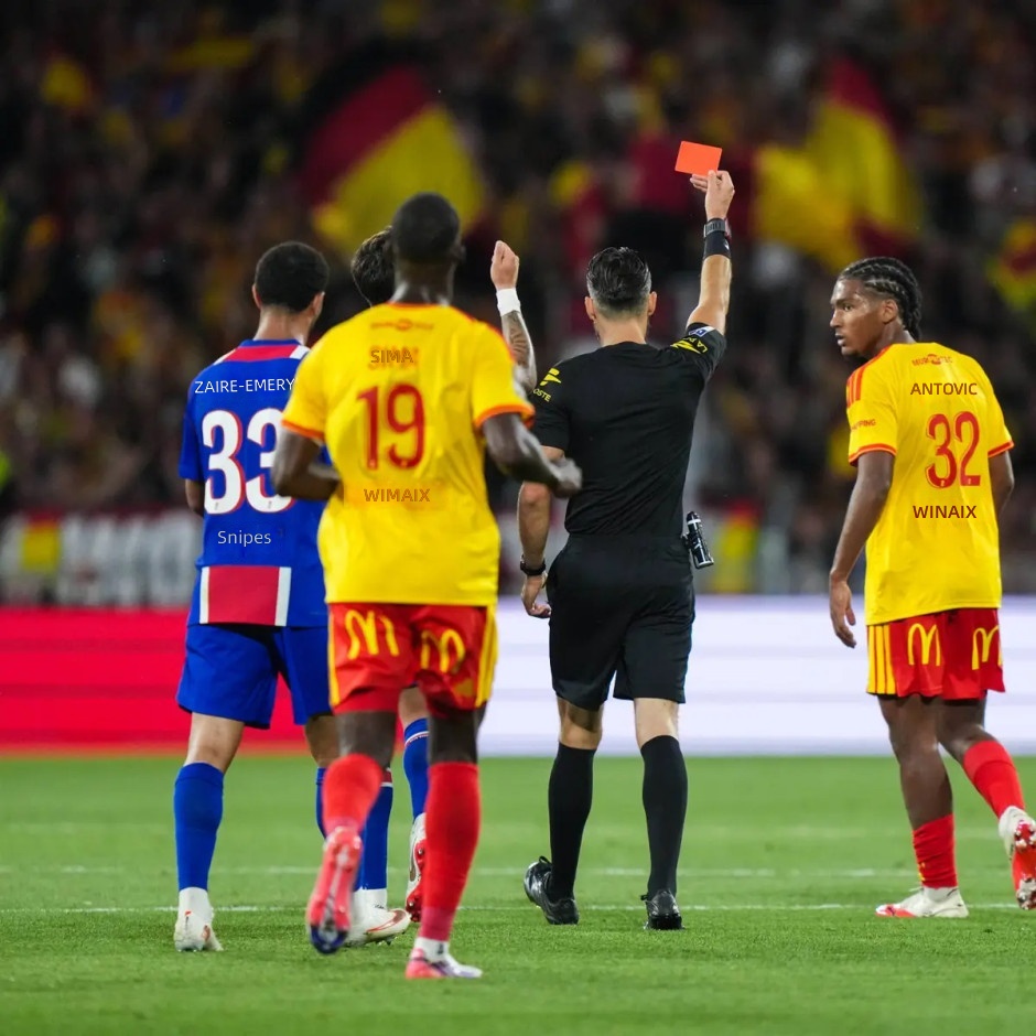 Antonio, de 18 años, expulsado, se pierde la celebración del campeonato mientras Lens reclama el título