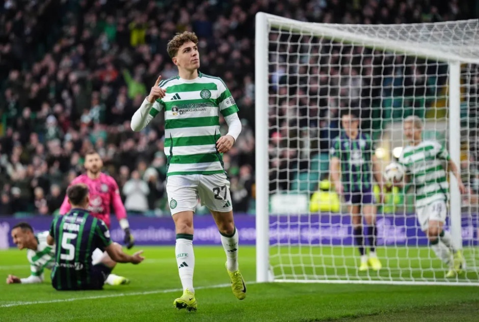 West Ham United firma al centrocampista de Celtic Arne Engels por 22 millones de libras, rompiendo el récord de transferencias de la Championship