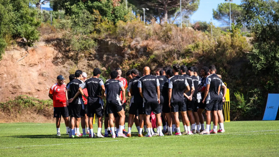 مدافع كومو يلعب رغم خلع إصبعه الشديد في تعادل ليفربول 0-0
