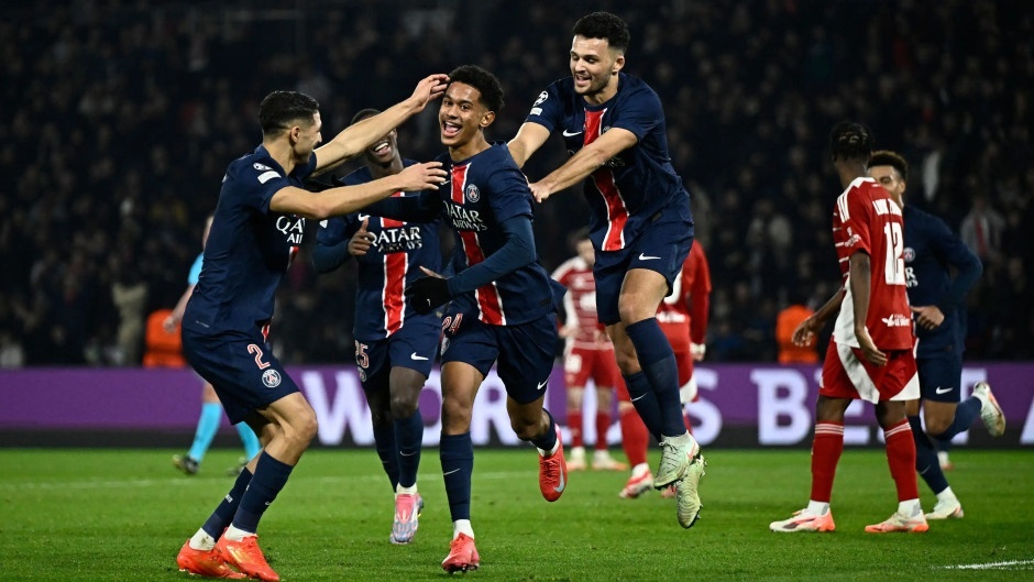 صدمة كبرى! لنس بعشرة لاعبين يفاجئ باريس بفوز 1-0 ويتوج بلقب كأس السوبر الفرنسي